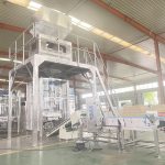 Une machine d'emballage automatique de détergent en poudre de 1 à 3,5 kg prête à être livrée.