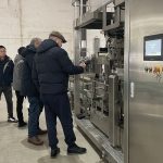 Accueillons chaleureusement les clients étrangers à visiter notre entreprise pour inspecter l'équipement de mise en balles secondaire