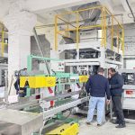 Deux unités de 25 kg d'aliments pour animaux de compagnie, pesées, ensacheuses, transporteuses et palettisées, sont mises en service dans l'usine de notre client.